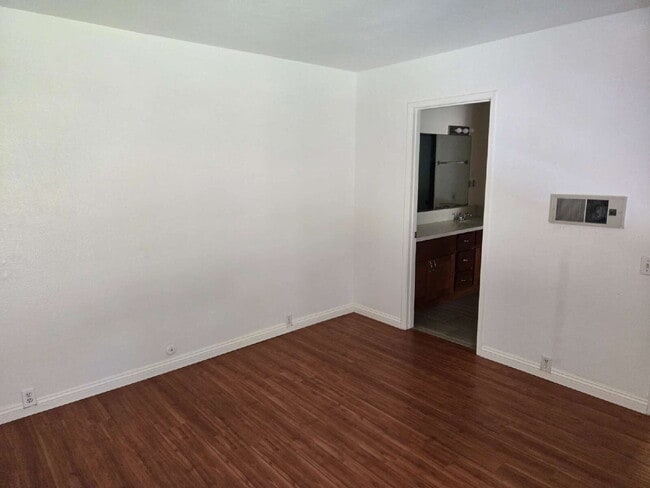Building Photo - Spacious 3-bed, 2-bath condo is located in the heart of UTC, right on the UCSD bus line! It featu...