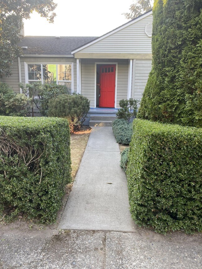 Building Photo - 5621 Fauntleroy Way SW