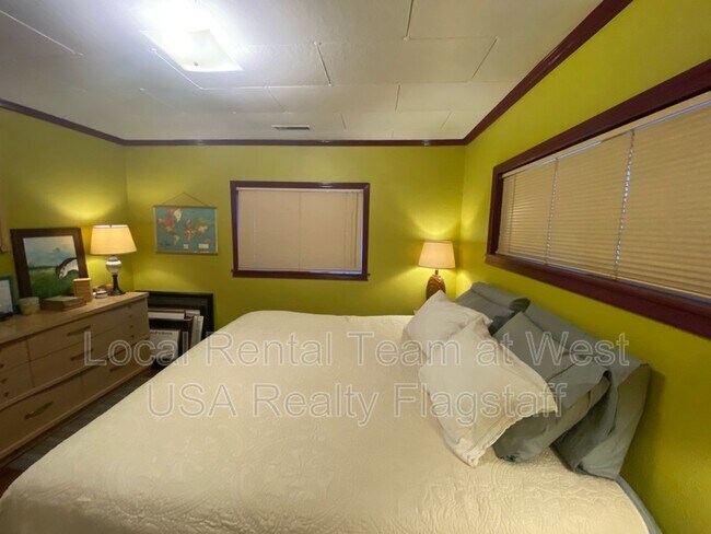 Building Photo - 1620 N Sunset Dr