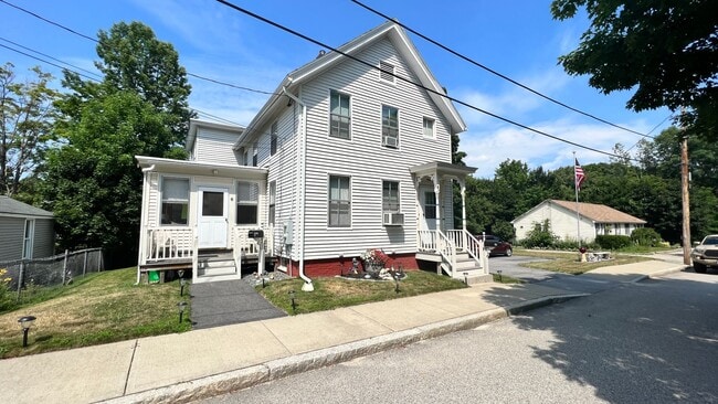 Building Photo - 2 Bedroom, 1 Bath Duplex in Quiet Dover Ne...