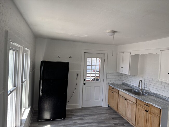 Building Photo - 27 Linwood Ave