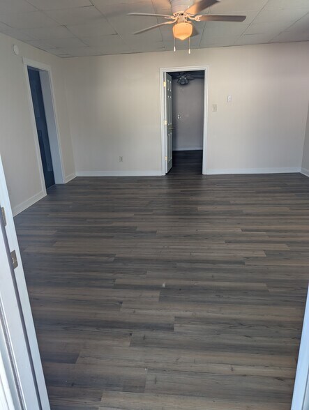 Building Photo - 400 W Cedar St