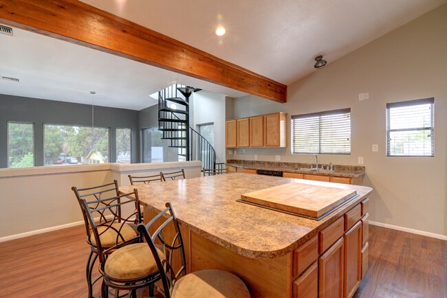 Building Photo - 6 bed 5 bath home near ASU