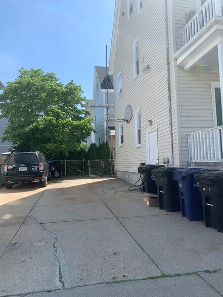 Building Photo - 83 Litchfield St