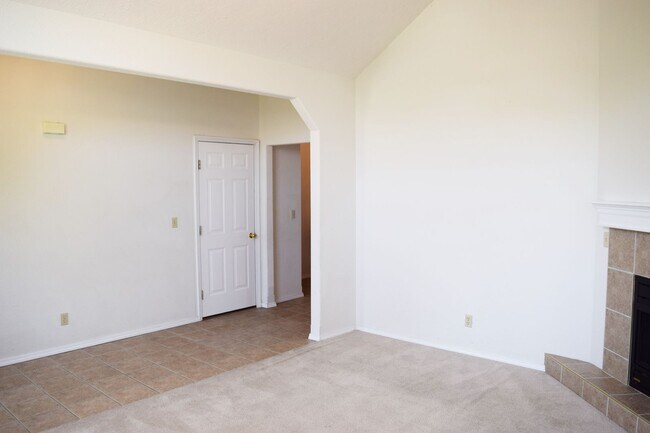 Building Photo - Beautiful 3 bedroom, 2 bathroom condo!