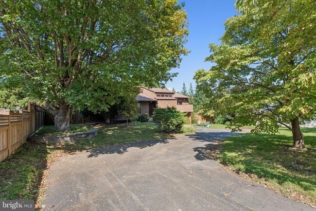 Building Photo - 1684 Chain Bridge Rd