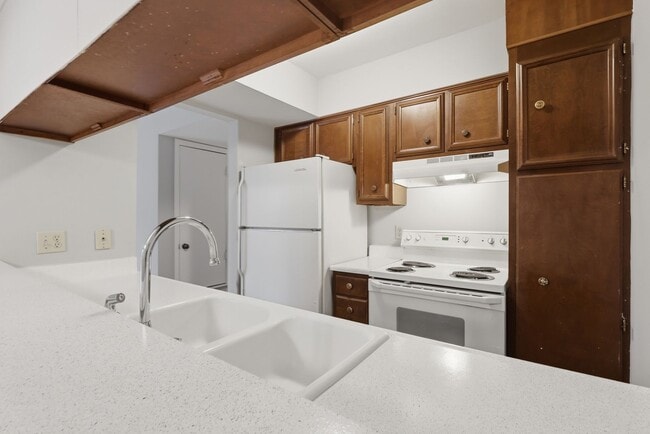 Building Photo - 8702 Village Dr