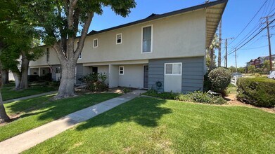 Building Photo - Lovely 3 Bed 2.5 Bath Townhome with 2 Car ...
