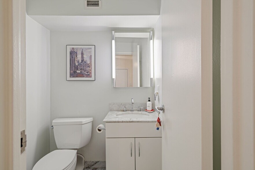 Building Photo - 225 S 18th St