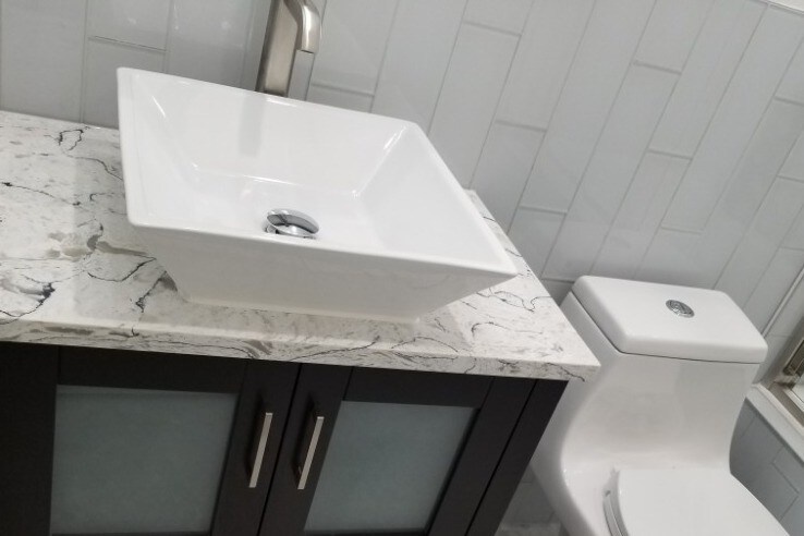 Upper Unit Bath - 1008 E 49th St