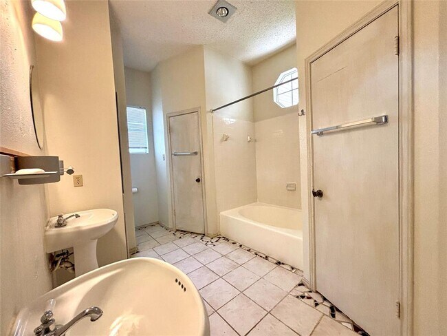 Building Photo - 2139 Cervin Blvd