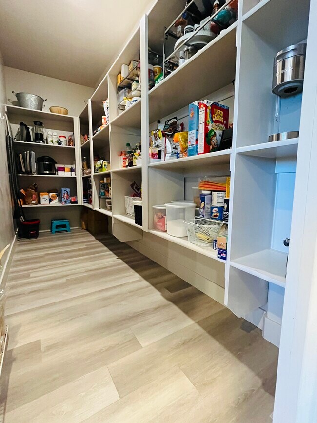 Building Photo - 2721 Hazel Dr