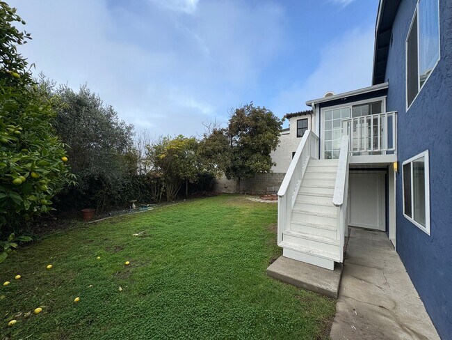 Building Photo - Stunning 2 Bedroom and 2 Bathroom Back House Available Now!