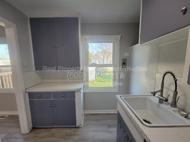 Building Photo - 400/402 Barth Ave