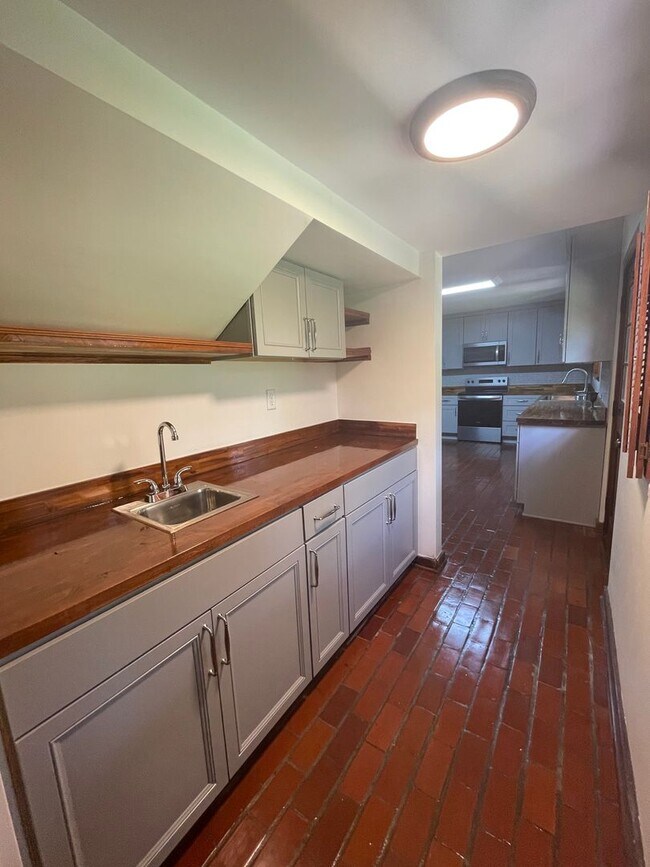 Building Photo - Stunning 3-Bedroom, 2-Bathroom Home with A...