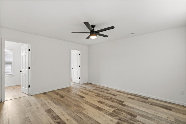 Building Photo - 945 Crestwood Ln