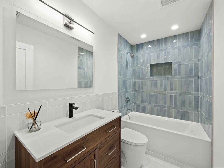 Guest Full Bath & Shower - 3142 Rose St