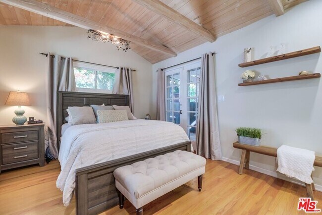 Building Photo - 21447 Providencia St