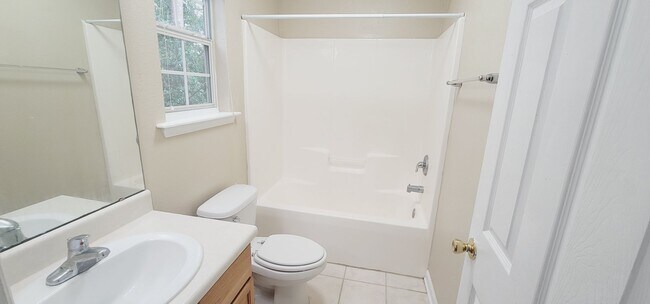 Building Photo - LOVELY NW 3/3 End Unit w/ Washer/Dryer, Open Kitchen w/ Bar, & More! $1450/month Avail June 1st!