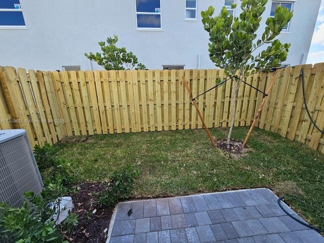 Building Photo - 96 SE 11th Ct