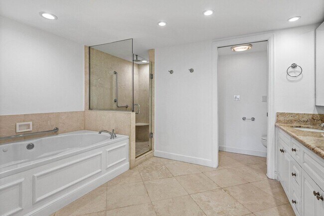 Building Photo - 529 S Flagler Dr