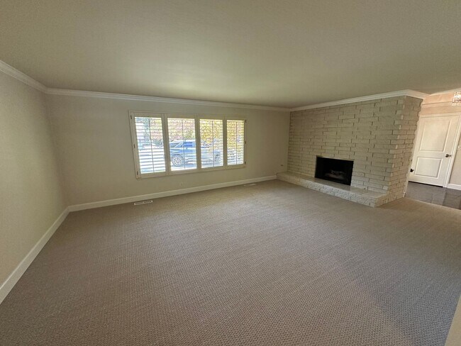 Building Photo - 5 Bed 3 Bath In Alamo W/ Pool