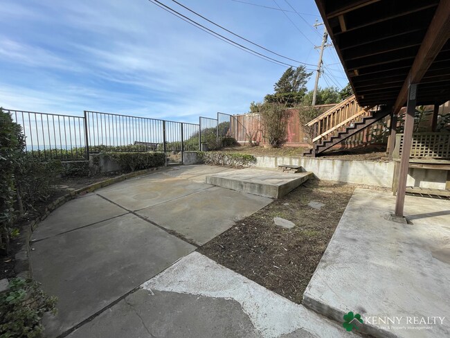 Building Photo - Large Five Bedroom, Three Bathroom with In...