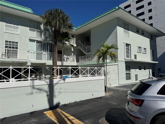 Building Photo - 300 Sunrise Dr