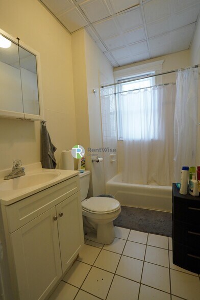 Building Photo - 76 Gordon St