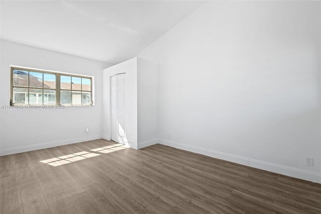 Building Photo - 2444 Plunkett St