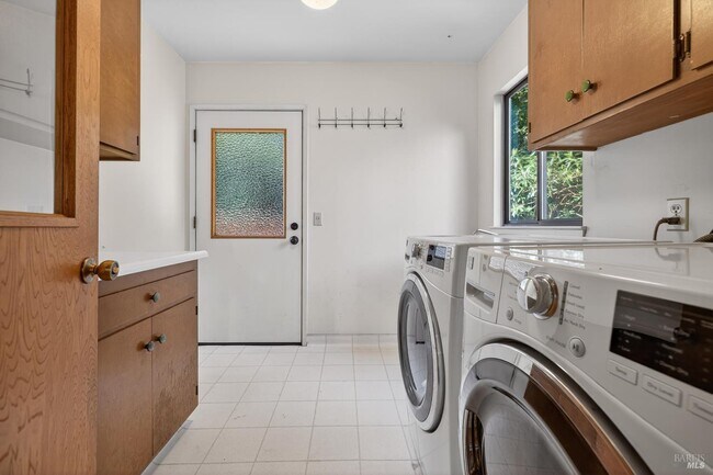 Building Photo - 2299 Sobre Vista Rd