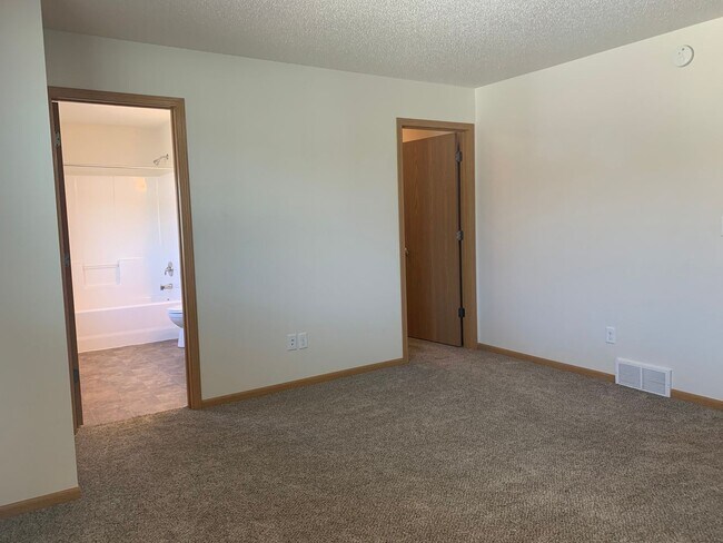 Building Photo - Spacious 4 Bedroom Townhome in Great Neigh...