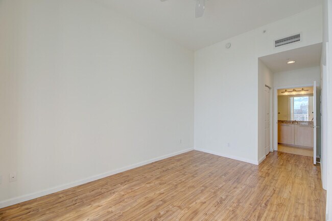 Building Photo - 511 SE 5 Ave