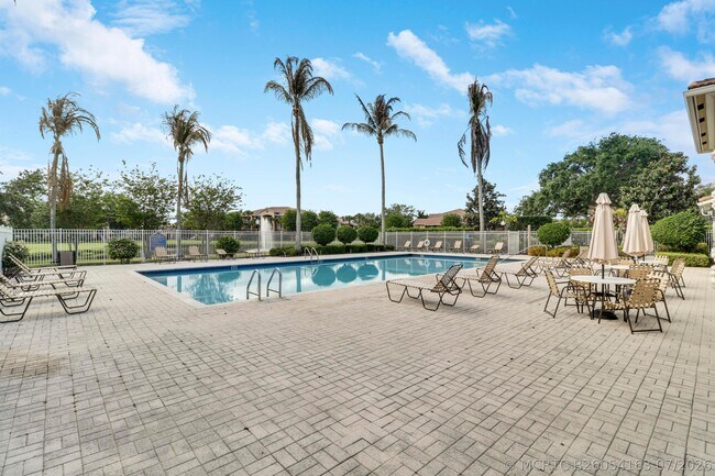 Building Photo - 121 SW Palm Dr