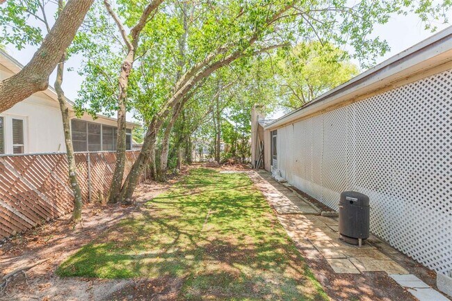 Building Photo - 8253 Redfield Dr