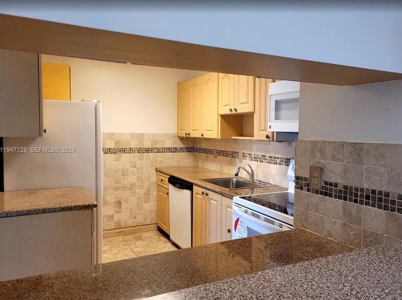 Building Photo - 468 NE 206th Ln