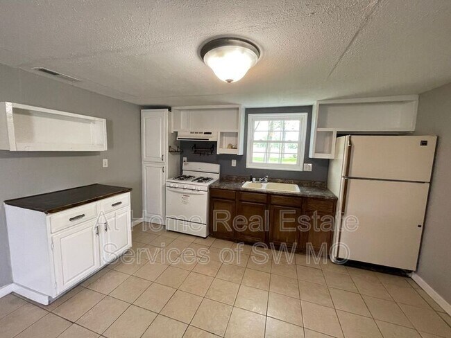 Building Photo - 522 W McHenry Ave