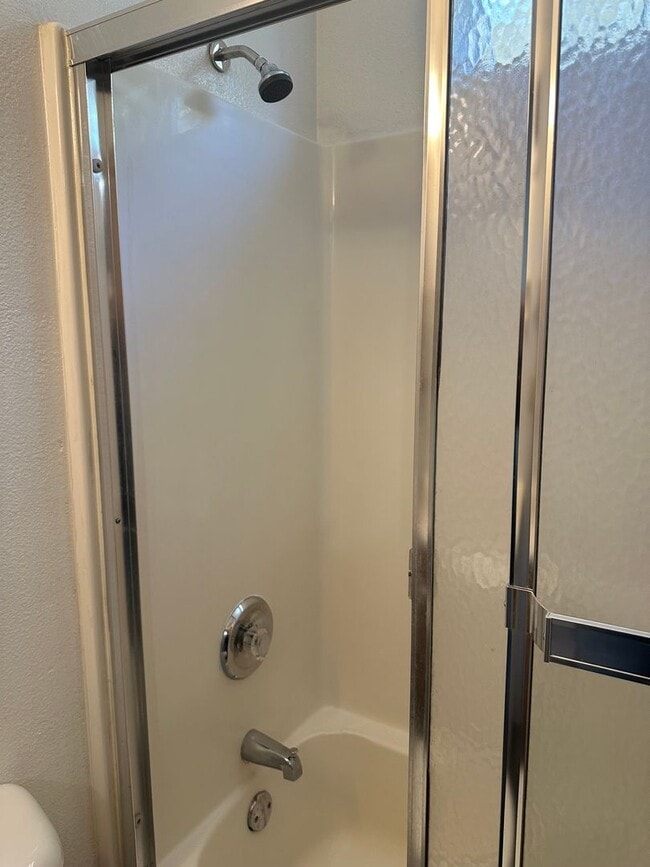 Building Photo - Freshly updated 3 bedroom 2 bathroom duple...