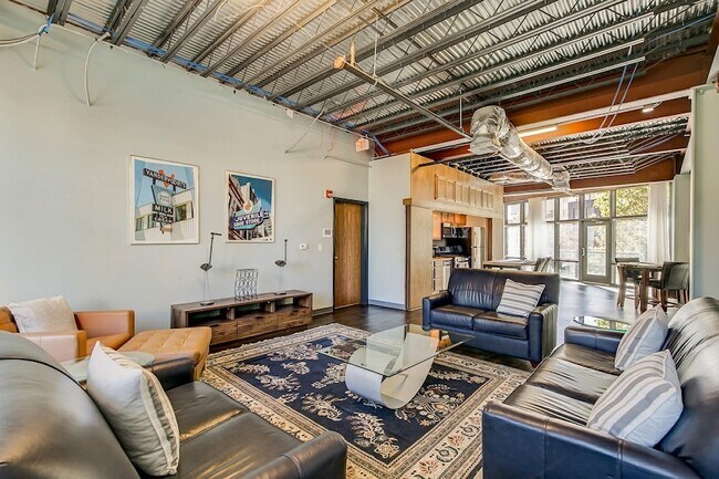 Building Photo - 1006 Houston St