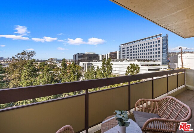 Building Photo - 321 S San Vicente Blvd