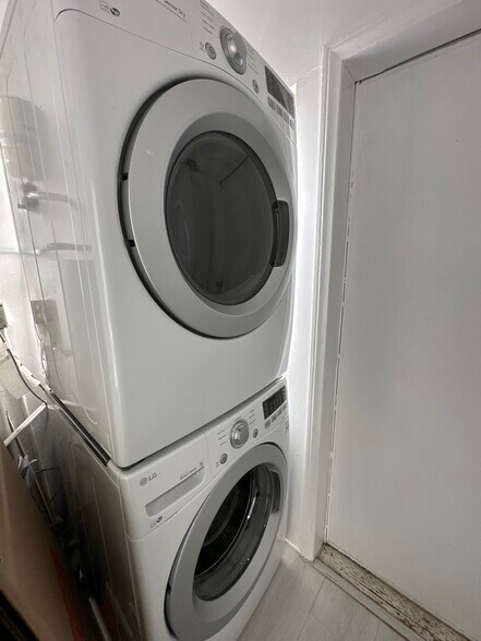 Building Photo - 1600 N Stanley Ave