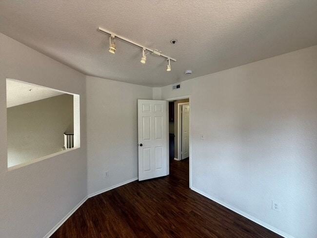 Building Photo - Beautiful 4B/2.5BA House in Vista w/ Attac...