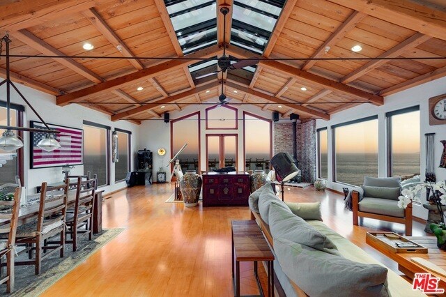 Building Photo - 3916 Rambla Orienta