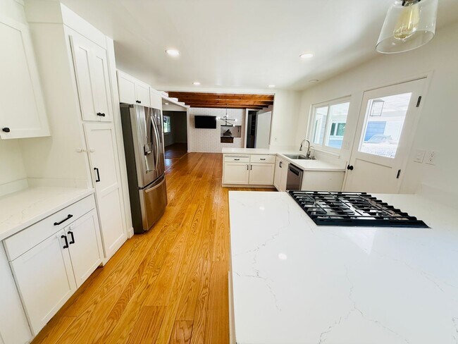 Building Photo - Corner lot 4-bedroom, 3-bathroom, 2,100 sq. ft. ranch-style home.  Great Location!