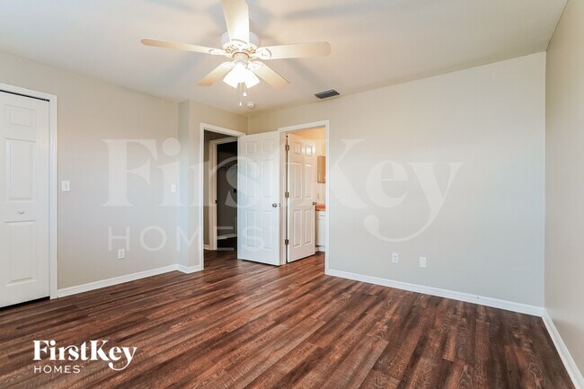 Building Photo - 2105 NW 1st Pl