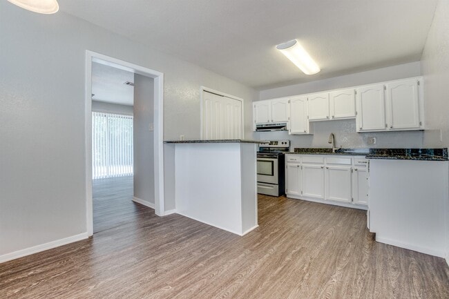 Building Photo - 629 Park Ln
