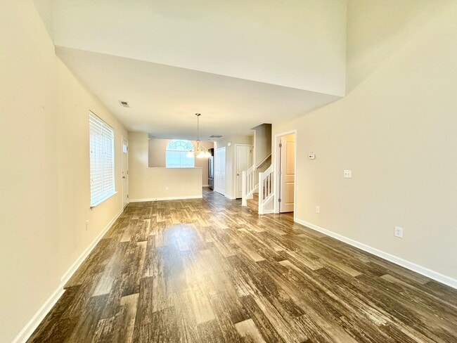 Building Photo - 3 Bedroom End Unit in Robyn's Glen !