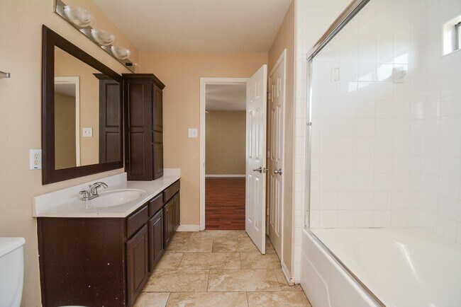 Building Photo - 15426 Lynford Crest Dr