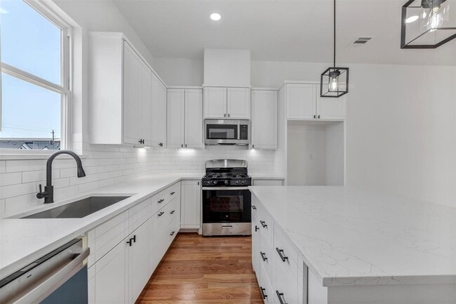 Building Photo - 1230 E 23rd St