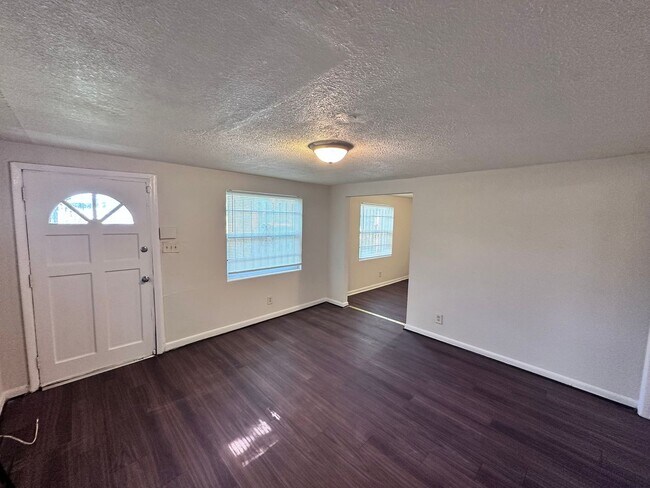 Building Photo - Charming Home in the Heart of Jacksonville! **2 WEEKS FREE**